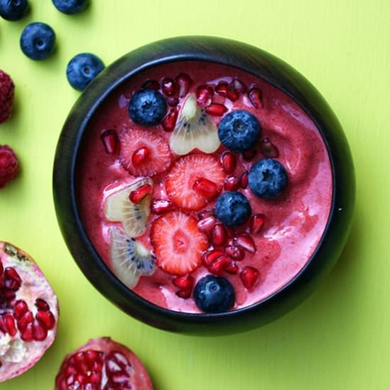 Pomegranate Smoothie Bowl - Recipe photo by Nutreats