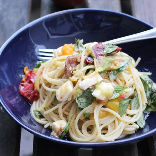No-cook tomato sauce pasta - Recipe photo by Food Gal