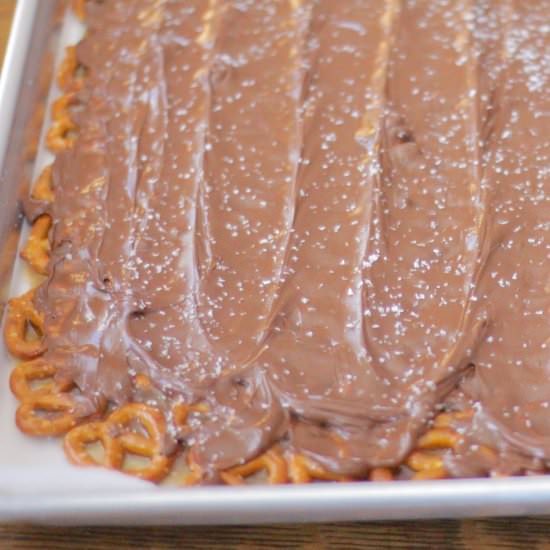Salted Caramel Pretzel Bark - Recipe photo by Jennyblogs
