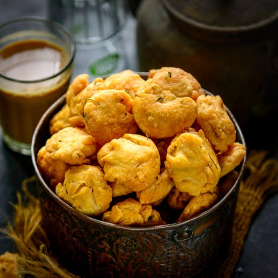 Methi Mathri - Recipe photo by Whiskaffair