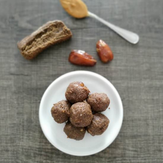 Sugar free carob bites - Recipe photo by akamatra