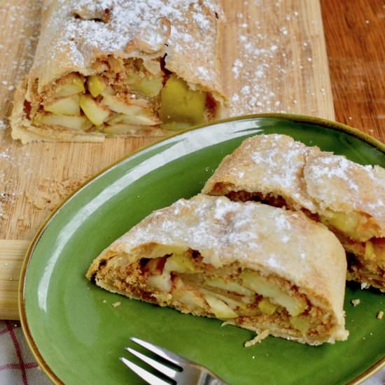 Vegan Apple Strudel - Recipe photo by veganonboard
