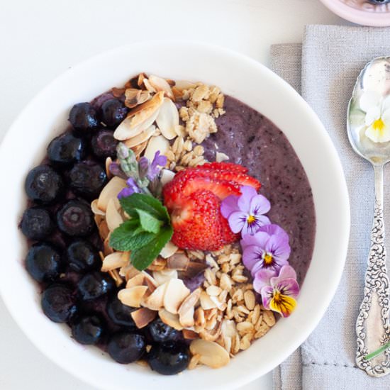 Blueberry and banana smoothie bowl - Recipe photo by annekedeclerk