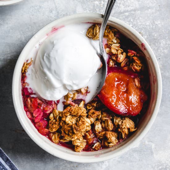 vegan gluten free plum crisp - Recipe photo by okonomi kitchen