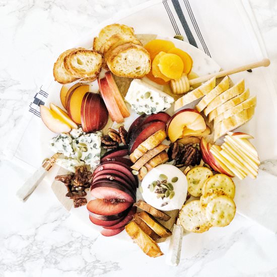 Seasonal fruit & cheese board - Recipe photo by the communal feast