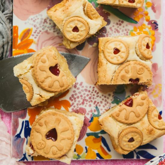 Jammie Dodger Blondies - Recipe photo by amytreasurefood