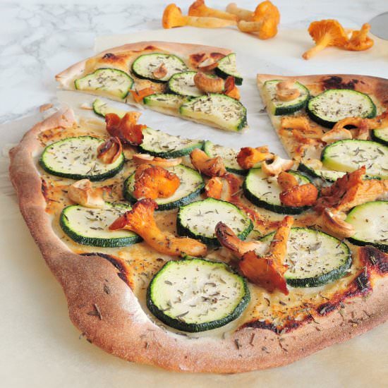 Pizza with yogurt and chanterelles - Recipe photo by rabarbarowo