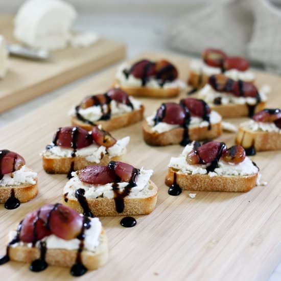 Roasted grapes on baguette - Recipe photo by tidbits-cami.com