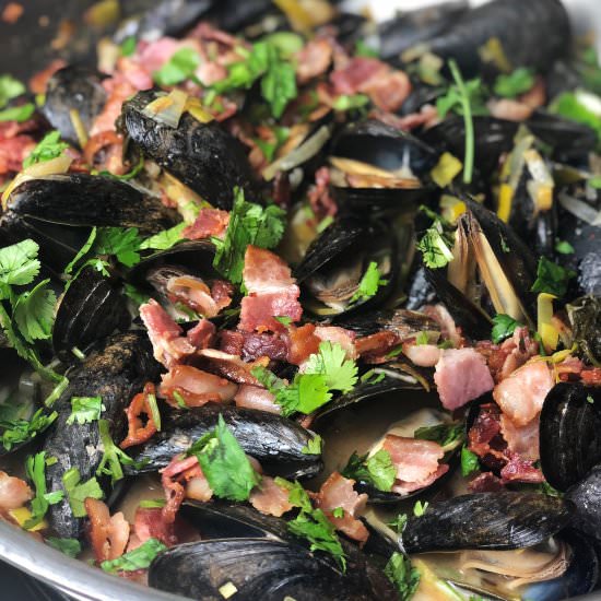 Mussels with leeks and bacon - Recipe photo by Mintykitchen