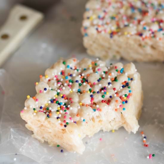 Easy Quinoa Pop krispie Treats - Recipe photo by lifestyleofafoodie