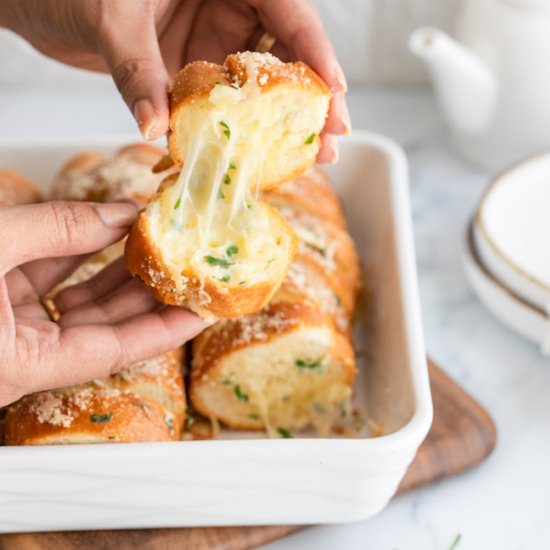 CHEESY GARLIC PULL APART BREAD - Recipe photo by Art of Palate