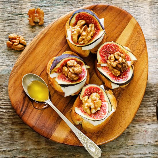 Goat Cheese Fig Crostini - Recipe photo by waxingkara