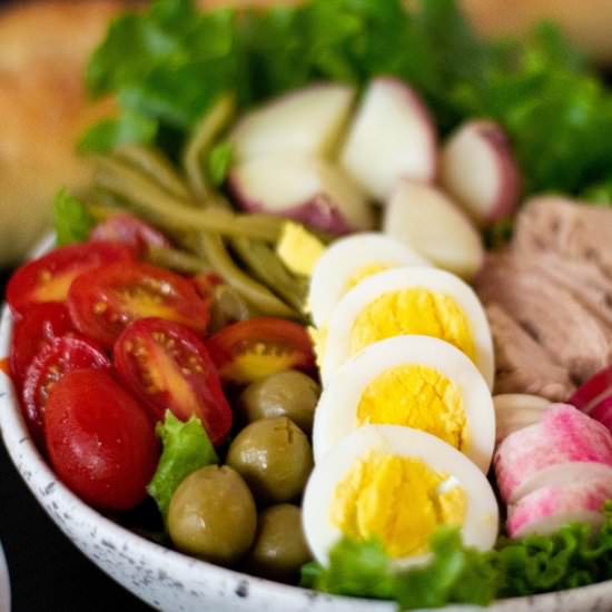 Traditional Niçoise Salad - Recipe photo by GradFood