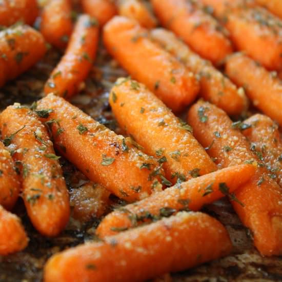 Garlic Parmesan Roasted Carrots - Recipe photo by SimplyHappenings