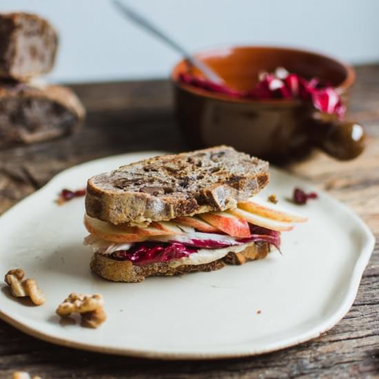 Autumn sandwich with cashew cheese - Recipe photo by curryandlove
