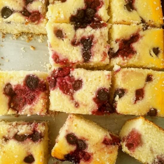 Easy Berry Cake - Recipe photo by easyanddelish