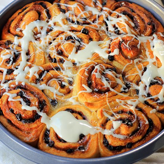 currant cinnamon rolls - Recipe photo by tastesspicy