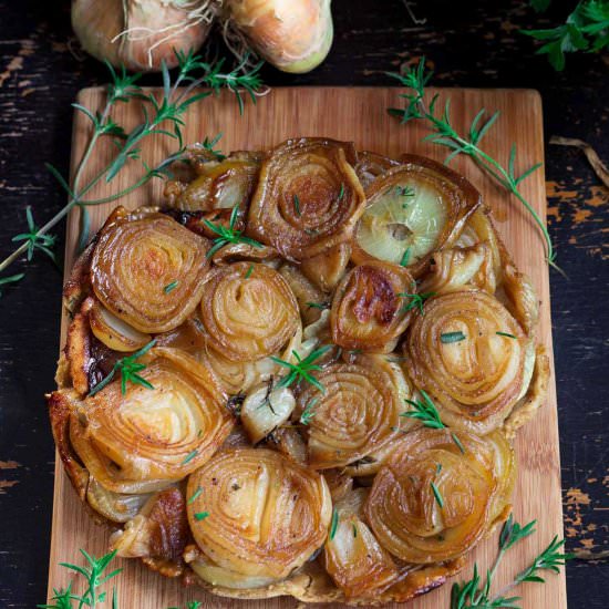 VEGAN CARAMELISED ONION TARTE TATIN - Recipe photo by yumsome