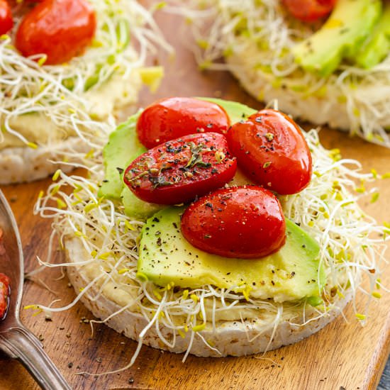 rice cakes with hummus - Recipe photo by Happy Foods Tube