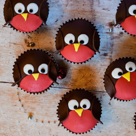 Christmas Robin Cupcakes - Recipe photo by Recipe Crumbs