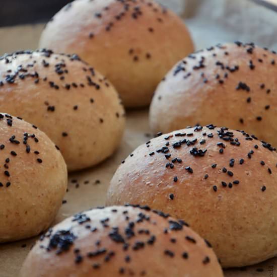 Wholemeal burger buns - Recipe photo by Foodohfood