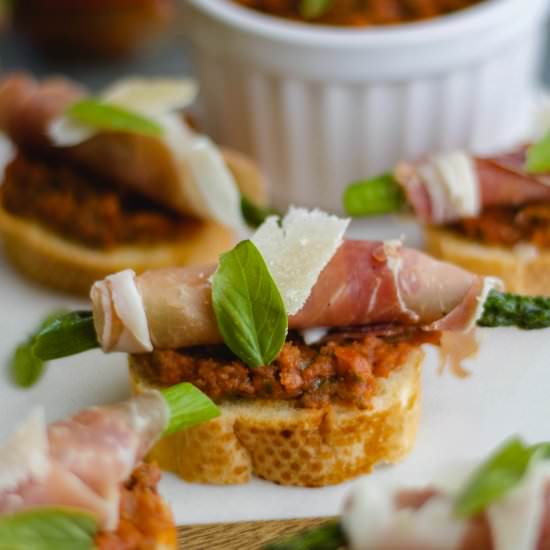 Asparagus-Prosciutto Crostini - Recipe photo by Alifedelicious