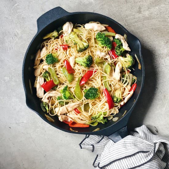 SPAGHETTI WITH CHICKEN, PEPPERS - Recipe photo by deliciousspanishfood