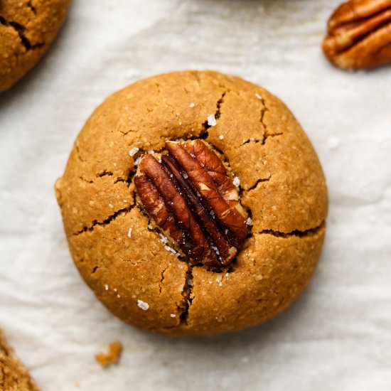browned coconut butter pecan cookie - Recipe photo by okonomi kitchen