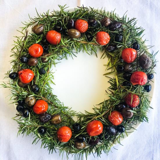 Tomatoes and olives Christmas wreat - Recipe photo by Italian Chips