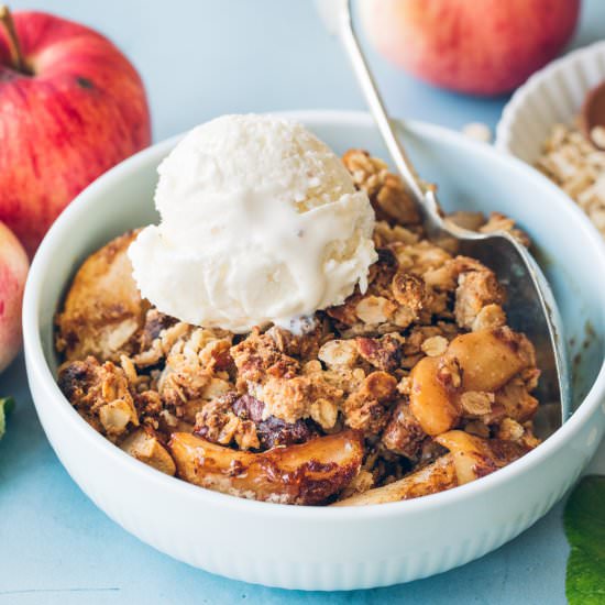 Easy Vegan Apple Crumble/Crisp - Recipe photo by anettv