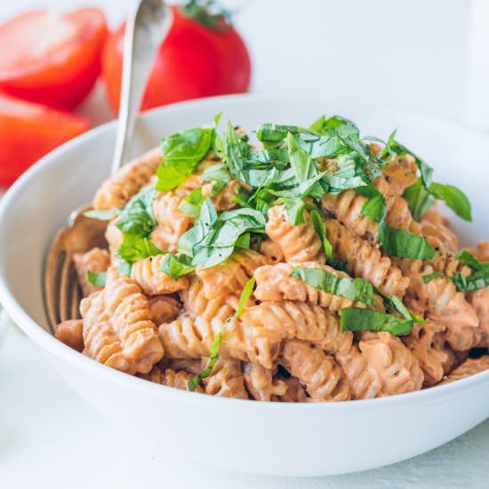 Creamy Cashew Tomato Pasta - Recipe photo by anettv