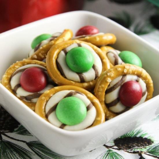 Mint M&M Christmas Pretzel Bites - Recipe photo by bakingyouhappier