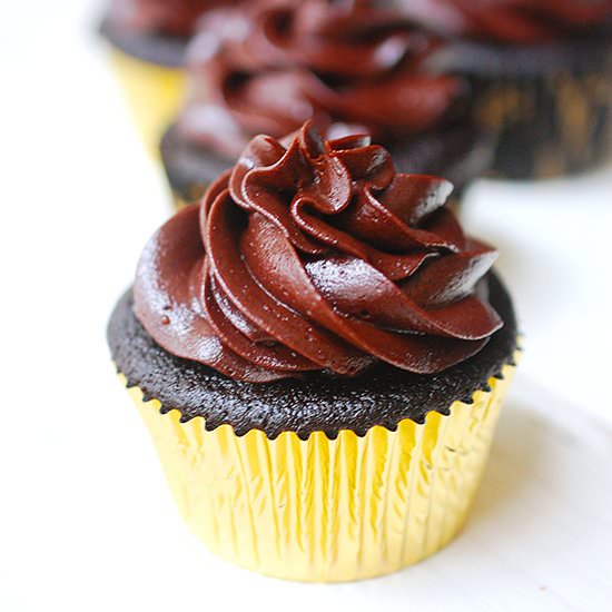 Vegan chocolate cupcakes - Recipe photo by evabakes
