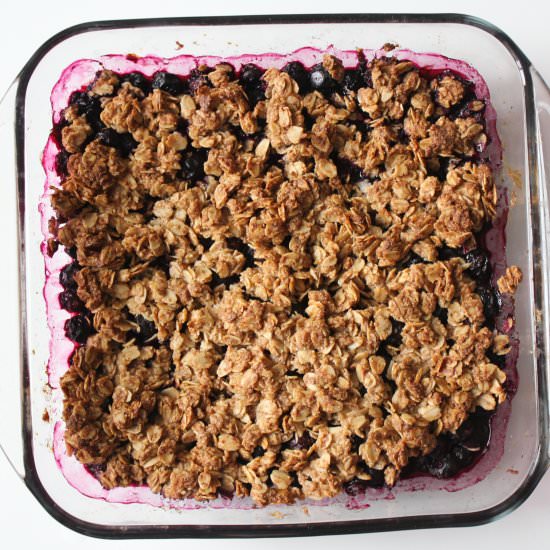 HEALTHY BLUEBERRY CRUMBLE - Recipe photo by thegranoladiaries