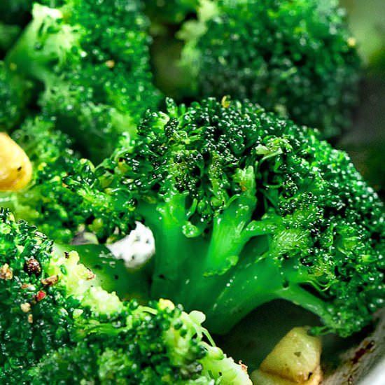 STEAMED BROCCOLI WITH TOASTED GARLIC - Recipe photo by Chefjar
