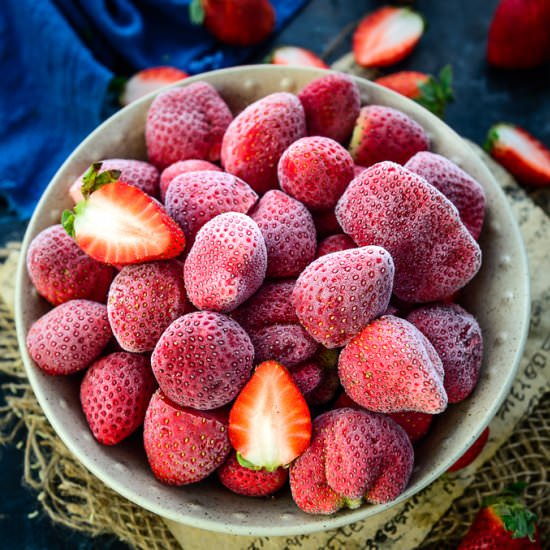 How to freeze strawberries - Recipe photo by Whiskaffair