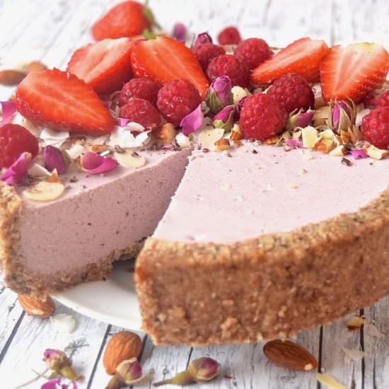 Raw strawberry cake - Recipe photo by theveganharmony