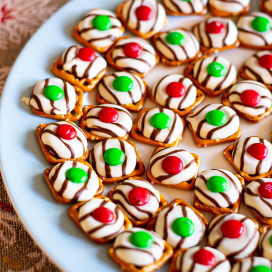 Christmas Chocolate Pretzel Bites - Recipe photo by GradFood