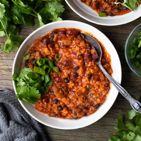 Easy 1-pot vegan bean chili - Recipe photo by AtMyTable