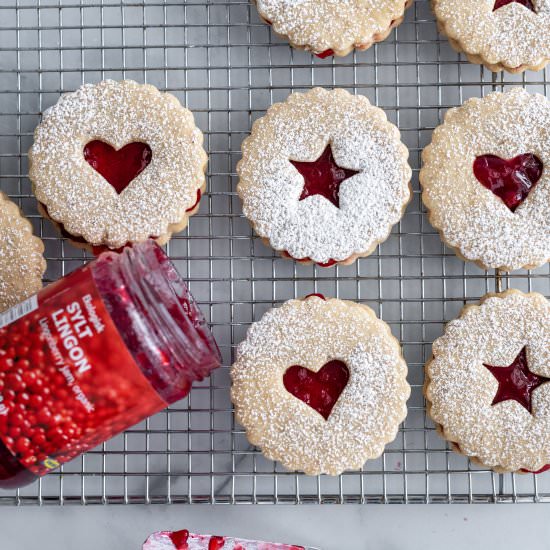 Linzer Cookies with Lignonberry - Recipe photo by Aredspatula