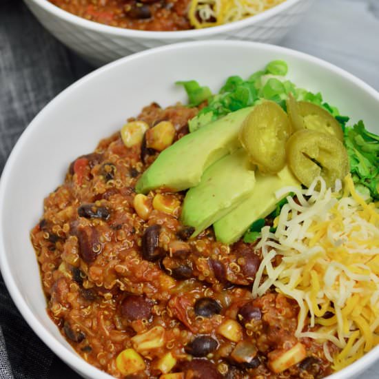 QUINOA & BEANS VEGAN CHILI - Recipe photo by myvegetarianroots