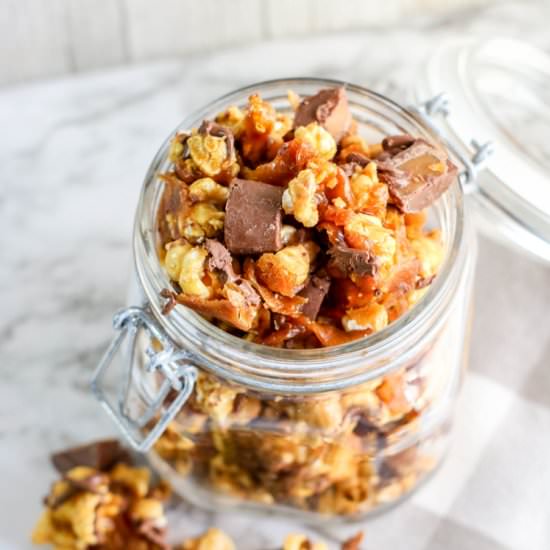 HOMEMADE CARAMEL ROLO POPCORN - Recipe photo by gathering beauty