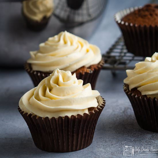 white chocolate buttercream - Recipe photo by Recipe Crumbs