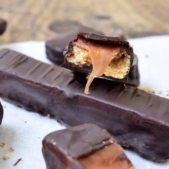 Vegan twix bars - Recipe photo by theveganharmony