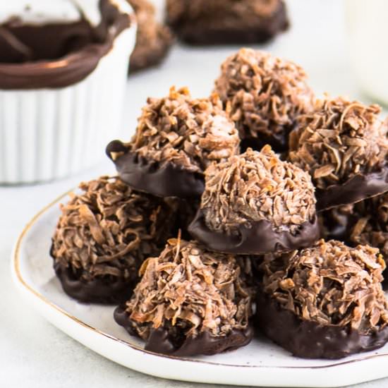 Chocolate Coconut Macaroons - Recipe photo by theitsybitsykitchen