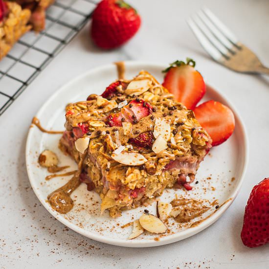 Vegan Strawberry Oatmeal Bake - Recipe photo by Shuangys Kitchensink