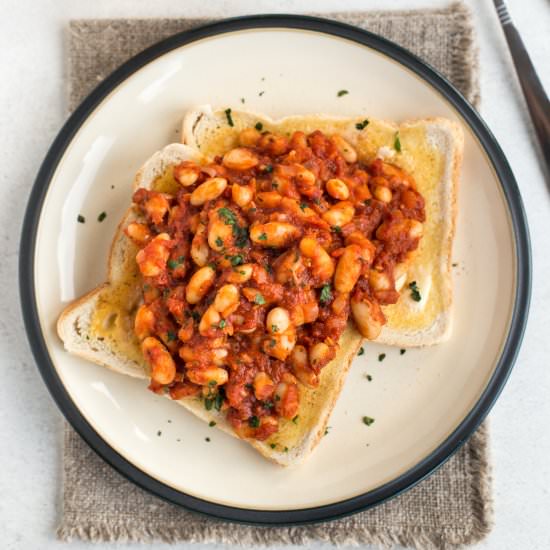 Homemade vegetarian baked beans - Recipe photo by Becca @ Easy Cheesy Vegetarian