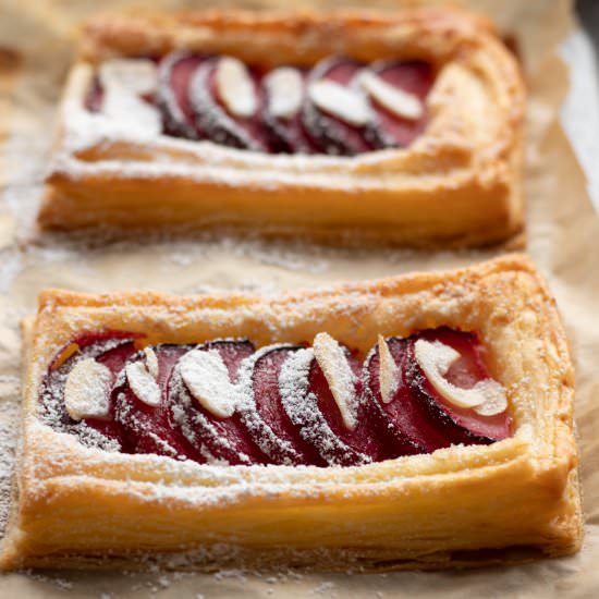 PLUM TARTS - Recipe photo by Vibrant Purple