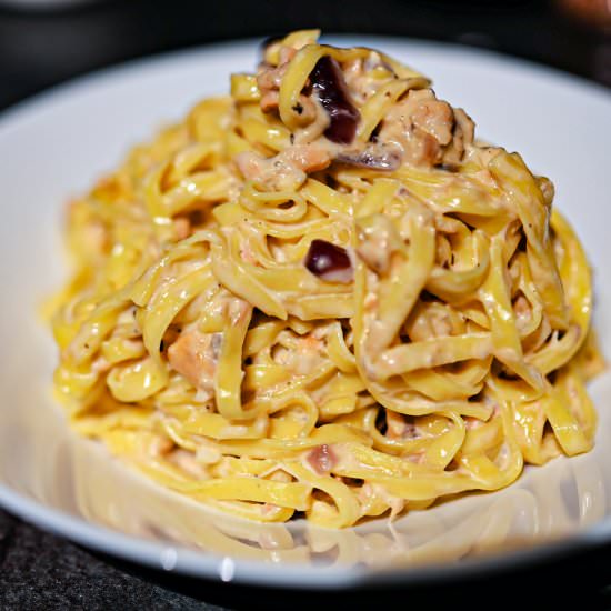 15-Minute Creamy Salmon Linguine - Recipe photo by skinnyspatula