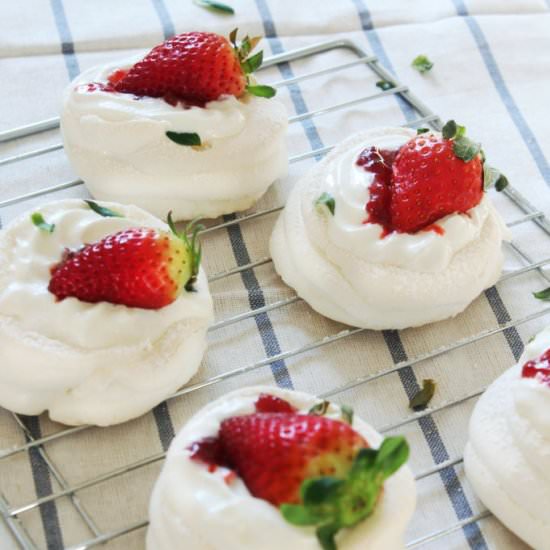 Strawberry mini pavlovas - Recipe photo by hornoMX
